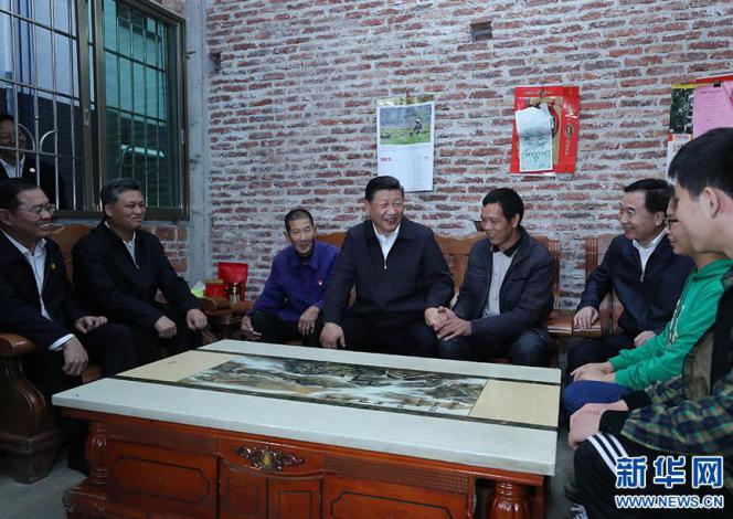 这是10月23日下午，习近平在英德市连江口镇连樟村贫困户陆奕和家，同他(tā)们亲切地拉家常。来源：新(xīn)华网