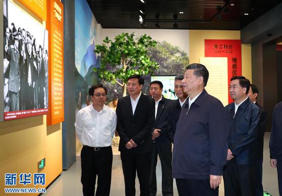 10月24日上午，习近平在深圳参观“大潮起珠江——广东改革开放40周年展览”。 来源：新(xīn)华网